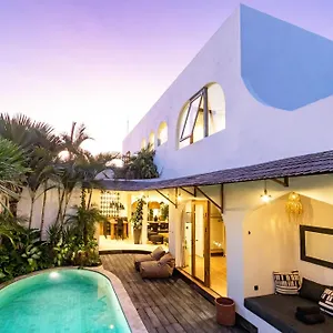  Villa Castilla - Ethnic Vibes Tropical 4br With Private Pool, 10 Minutes From Canggu